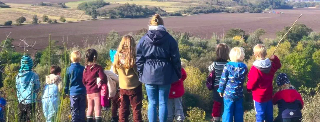 Kindergartengruppe mit Erzieherin beim Spazierengehen